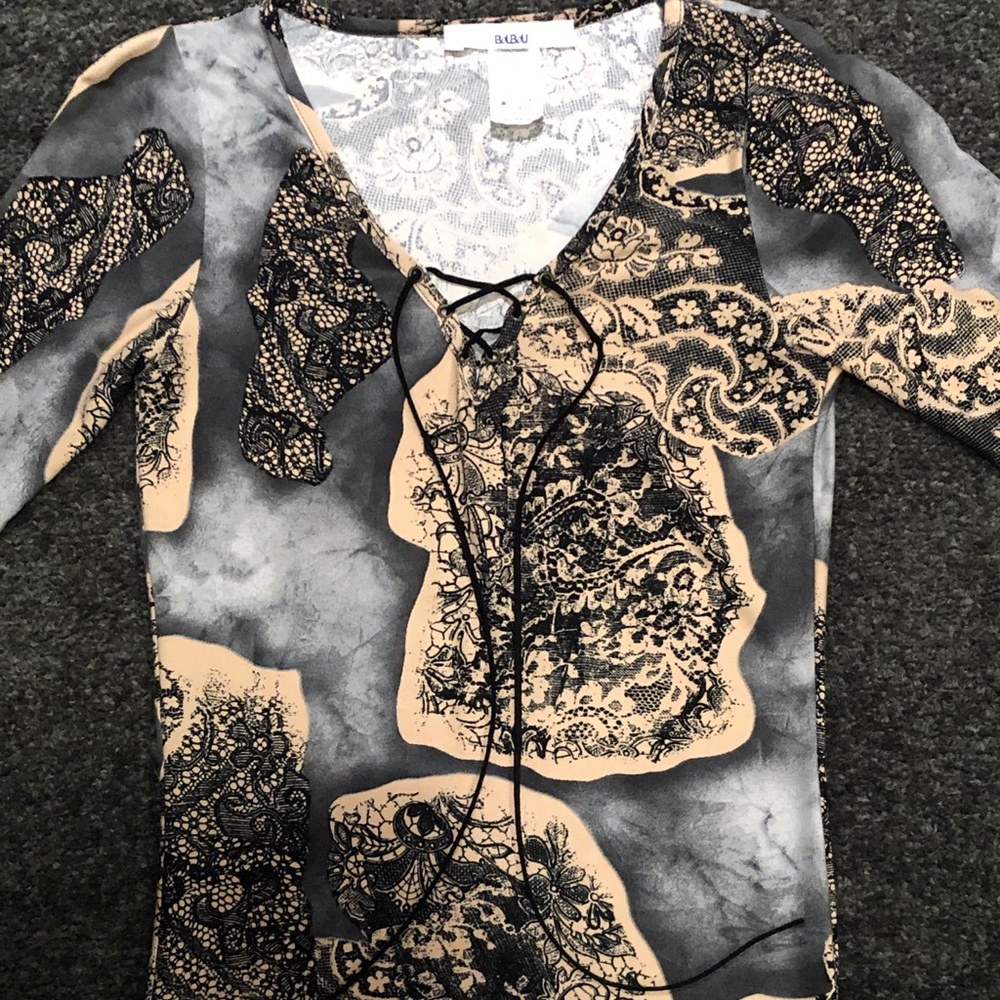 BOUBOU Patterned V-Neck Top - Picture 3 of 8
